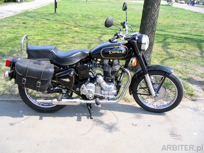 Motocykl Enfield - całkiem ładnie zrekonstruowany - wyglądał jak nowy